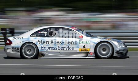 (Dpa) - Olandese pilota Mercedes Christijan Albers spinge la sua Mercedes AMG sul Norisring racetrack durante il tedesco della Touring Car masters (Deutsches Tourenwagen Masters, DTM) di Norimberga (Germania), 22 giugno 2003. Albers vince il filo sul tempo di emisaturazione del DTM gara e le banche il suo terzo successo della se Foto Stock