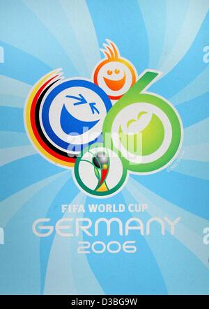 (Dpa) - Il logo ufficiale per i Mondiali di Calcio 2006 in Germania nella foto durante il "conto alla rovescia", di sport e di evento informazioni ad Amburgo, Germania, 19 giugno 2003. La manifestazione si svolge una volta al mese in tutte le città tedesche e funziona come un luogo di incontro e forum per gli atleti, celebrità, sponsor di un Foto Stock