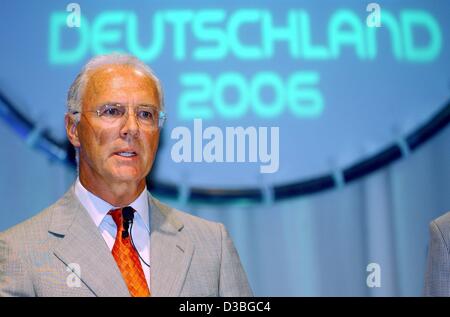 (Dpa) - Tedesco leggenda del calcio Franz Beckenbauer (L), presidente del comitato organizzatore dei Campionati del Mondo di Calcio 2006, parla durante un evento per la Coppa del Mondo 2006 ad Amburgo, Germania, 19 giugno 2003. La città di Amburgo ospiterà la Coppa del Mondo in 2006 come uno dei luoghi a Germa Foto Stock