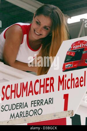 (Dpa) - una bellezza sconosciuta si appoggia sopra la pit lane del tedesco campione di Formula 1 Michael Schumacher durante il corso di formazione gratuito nel Principato di Monaco, 29 maggio 2003. In questa domenica 1 giugno il Grand Prix di Monaco avrà luogo che è la settima stazione di quest'anno il campionato di Formula 1. Foto Stock