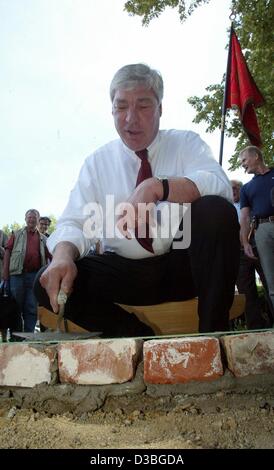 (Dpa) - Michael Sommer, Presidente del tedesco della confederazione dei sindacati 'Deutscher Gewerkschaftsbund" (DGB), è la costruzione di un muro di Berlino, 17 giugno 2003. La parete è di ricordare della insurrezione il 17 giugno 1953. In occasione del cinquantesimo anniversario dell'insurrezione di GDR Sommer ha detto: "la libertà per tutti è solo possibile Foto Stock