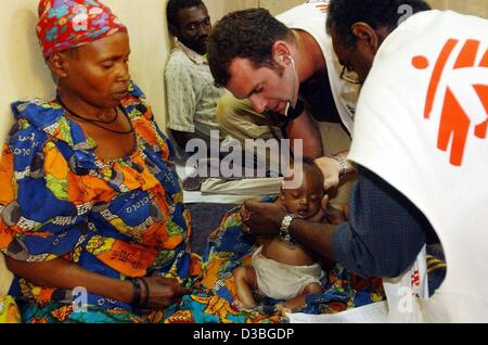(Dpa) - Membri del "Medici senza frontiere" sono alla ricerca dopo un bambino presso il loro ospedale a Bunia, Congo, 17 giugno 2003. L ospedale è vicino a un campo profughi vicino aeroporto di Bunia. Dopo l arrivo di 500 francese soldati di pace la situazione a Bunia è ancora tesa. Molti civili sono ferito mai Foto Stock