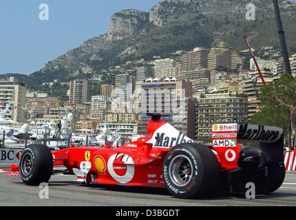 (Dpa) - Brasiliano pilota di Formula 1 Rubens Barrichello (Ferrari) aziona attraverso le strade di Monte Carlo nella sua formula one racing car durante i corsi di formazione di qualifica round della FORMULA ONE Grand Prix in Monte Carlo, Monaco, 29 maggio 2003. Il Grand Prix di Monaco è la settima gara che conduce fino a th Foto Stock