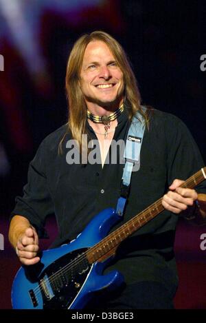 (Dpa) - Steve Morse della rock band 'Deep viola' performes presso il 'Pavarotti and Friends" Concerto di beneficenza a Modena, Italia, 27 maggio 2003. Foto Stock