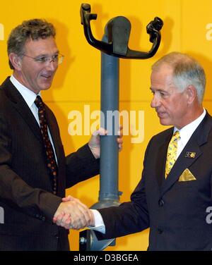 (Dpa) - Wolfgang Mayrhuber (L), il nuovo CEO di Lufthansa, ha ricevuto il bastone di comando dal suo predecessore Juergen Weber alla riunione generale annuale di Colonia, 18 giugno 2003. Weber entreranno a far parte del consiglio di vigilanza. Foto Stock