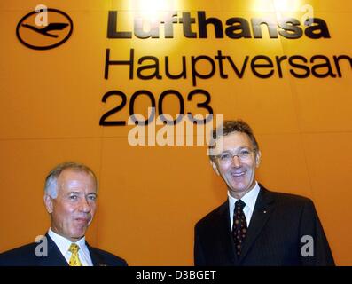 (Dpa) - Wolfgang Mayrhuber (R), il nuovo amministratore delegato di Lufthansa e del suo predecessore Juergen Weber sono rappresentati alla riunione generale annuale di Colonia, 18 giugno 2003. Weber entreranno a far parte del consiglio di vigilanza. Foto Stock