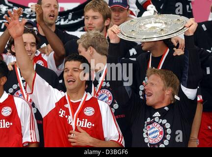 (Dpa) - Oliver KAHN (anteriore, R), capitano della squadra e il portiere del club di calcio Bayern Monaco, contiene fino la Bundesliga nel trofeo Stadio Olimpico di Monaco di Baviera, 17 maggio 2003. Alla sua destra del suo compagno di squadra Michael Ballack (anteriore, L), Thomas LINKE (ultima riga, L) e sostituto portiere Stefan Wessels (ultimo Foto Stock