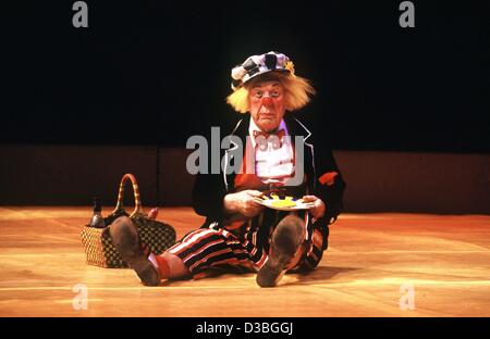 (Dpa) - Il clown russo Oleg Popov esegue durante una valutazione delle prestazioni del pubblico russo Circus a Dortmund, Germania, 24 gennaio 2003. Il 73-anno-vecchio Popov celebra un raro evento giubilare di quest'anno. Il clown è stato rendere il suo pubblico ridere per 50 anni ormai che agiscono fuori il 'dumb agosto". Foto Stock