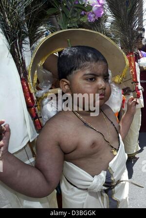 (Dpa) - Un ragazzino prende parte al tempio indù festival in onore della dea Indù 'Sri Kamadchi Ampal' in Hamm, Germania, 15 giugno 2003. Il tempio di Hamm è il più grande tempio indù in Europa continentale. Il festival è stato avviato dai Tamil sacerdote Indù Sri Siva Paskarakurukkal venuto t Foto Stock