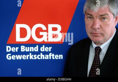 (Dpa) - Michael Sommer, Presidente del tedesco della confederazione dei sindacati 'Deutscher Gewerkschaftsbund" (DGB), raffigurato nella parte anteriore del DGB il logo al raccordo della sede di Berlino, 13 giugno 2003. Sommer è nato a Buederich, Germania il 17 gennaio 1952 e si trasferì in età precoce con la sua famiglia a B Foto Stock