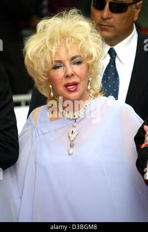 (Dpa) - Hollywood diva Elizabeth Taylor nella foto durante la cinquantaseiesima Filmfestival internazionale di Cannes, Francia, 22 maggio 2003. Foto Stock