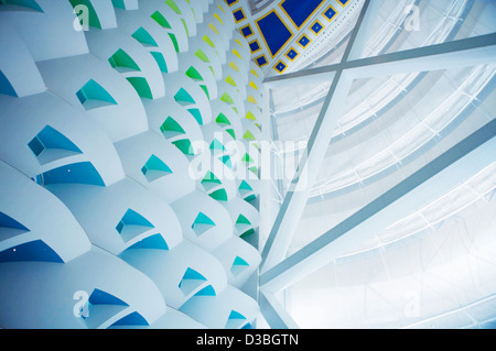 Tutti i vari piani del Burj Al Arab dall'area lobby consultando le sette stelle di vela nel deserto hotel Foto Stock