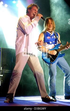 (Dpa) - Ian Gillan (L) und Steve Morse della rock band Deep Purple eseguire durante il primo concerto del loro tour attraverso la Germania, a Karlsruhe, 13 giugno 2003. Più di 7 mila tifosi giunti alla Sala Europa per vedere la legenda di roccia presente vecchi brani come "Highway Star e fumo su l' acqua come un bene Foto Stock