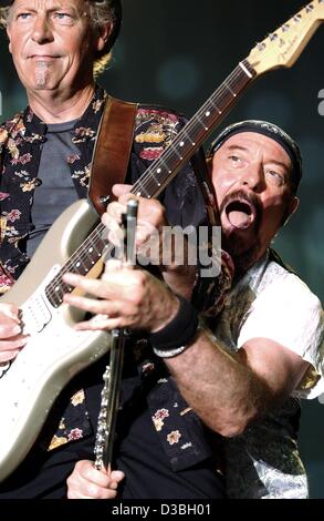 (Dpa) - Ian Anderson (R), la testa della leggendaria rock band Jethro Tull, riproduce una beffa con il chitarrista Martin Barre durante il loro concerto di apertura del loro tour in Germania a Bonn, 12 giugno 2003. La band britannica ha giocato classici come "Aqualung' e 'locomotore soffio' davanti a 3.600 tifo tifosi. Foto Stock