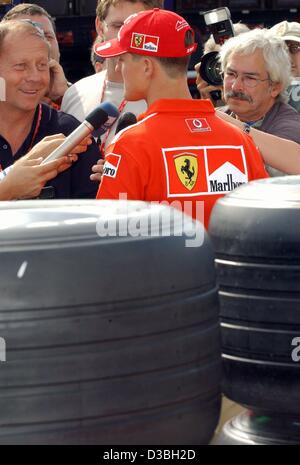 (Dpa) - tedesco di formula one champion Michael Schumacher risponde alle domande dei giornalisti sul Circuito Gilles Villeneuve race track a Montreal, Canada, 12 giugno 2003. Il Gran Premio del Canada avrà luogo il 15 giugno. Foto Stock