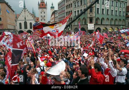 (Dpa) - i tifosi del club di calcio Bayern Monaco di Baviera tifare per la piazza Marienplatz nel centro cittadino di Monaco di Baviera, 17 maggio 2003. Il Bayern Monaco ha vinto la partita contro Stoccarda e ha ricevuto il trofeo della Bundesliga. Il Bayern Monaco di Baviera sono stati incoronati tedesco premier league già dopo la loro vittoria il 26 aprile. Ho Foto Stock