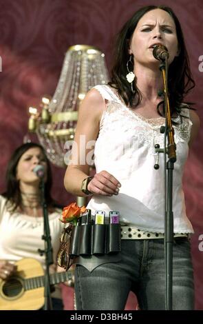 (Dpa) - Nina Persson, cantante della band svedese il cardigan, compie durante il Rock am Ring (rock in corrispondenza dell'anello) open air festival del Nuerburgring race track, Germania, il 6 giugno 2003. 'Rock Am Ring' insieme con 'Rock im Park', che allo stesso tempo si svolge a Norimberga, sono tra i larg Foto Stock