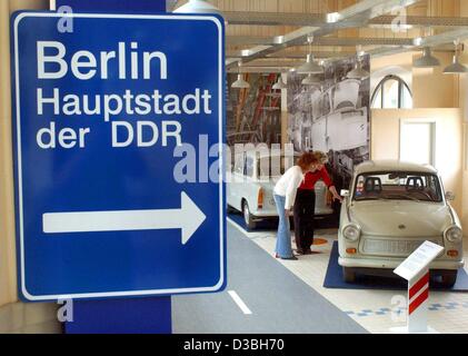 (Dpa) - due visitatori esaminare auto del tipo Trabant 601 al 'Kraftfahr-Zeugen Ostmobil' Museo il museo più recenti a Dresda per il trasporto di traffico e di storia della Germania orientale, a Dresda, in Germania, il 23 maggio 2003. Un segno blu (L) che recita "Berlino, Capitol della DDR (RDT)' pende attaccato ad un Foto Stock