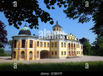 (Dpa) - Una vista del castello barocco di Belvedere vicino a Weimar, Germania, il 2 giugno 2003. Il castello fu costruito dal 1728 al 1748, come una residenza estiva per il duca Ernst August di Weimar. Insieme con un numero di monumenti di "classica Weimar' il castello è stato aggiunto alla lista del patrimonio mondiale dell'UNESCO nel 1991 Foto Stock