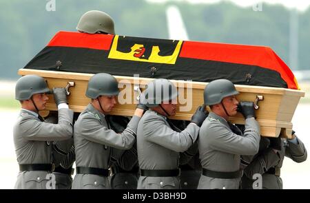 (Dpa) - otto soldati Bundeswehr stanno portando la bandiera coperta bara di uno di loro uccise compagni di ISAF, l'aeroporto di Colonia, Germania, 10 giugno 2003. Il 7 giugno quattro tedesco ISAF (International Security Assistance Force) i soldati morti in un attacco a Kabul, Afghanistan. Un taxi aveva speronato un esercito un bus Foto Stock