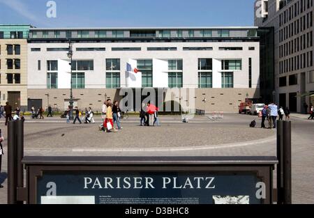 (Dpa) - I pedoni a piedi passato il recentemente costruito ambasciata della Repubblica francese presso il Pariser Platz (Paris Square) di Berlino, 15 aprile 2003. Foto Stock