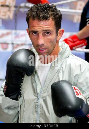 (Dpa) - 33-anno-vecchio Oktay Urkal, campione europeo nella categoria cruiser peso, pone con i suoi guanti durante un allenamento aperto per la stampa a Magdeburgo, Germania, 10 giugno 2003. Urkal dovrà difendere il suo titolo per la seconda volta contro il Challenger britannico Eamonn Magee il 14 giugno 2003. Foto Stock