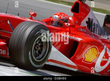 (Dpa) - tedesco di formula one champion, Michael Schumacher (Ferrari), gare con la sua formula one racing car nei corsi di formazione di qualifica round durante il Gran premio d'Austria sulla A1-Ring racetrack in Zeltweg, Austria, 16 maggio 2003. Il Gran premio d'Austria, che è la sesta gara che conduce fino alla formulazione Foto Stock