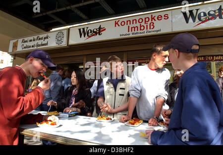 (Dpa) - 'Konnopke Imbiss dell' (Konnopke's snack bar) è già un'istituzione per curry wurst (salsiccia al curry) mangiamorte nel quartiere Prenzlauer Berg di Berlino, 15 maggio 2003. Imprenditori, ragazzi in età scolare, prostitute, anche il Cancelliere tedesco (il cui piatto preferito è il curry wurst) tutti stanno comprando loro curry Foto Stock