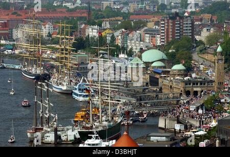 (Dpa) - numerose barche a vela sono giacenti a St. Pauli Landungsbruecken sul 814th compleanno del porto di Amburgo, 11 maggio 2003. Foto Stock