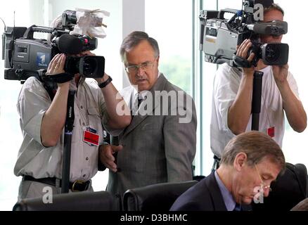 (Dpa) - Il Ministro delle Finanze tedesco Hans Eichel sta facendo il suo modo attraverso il cameraman a sedersi al tavolo armadio con economia e del ministro del Lavoro, Wolfgang Clement, Berlino, 4 giugno 2003. Il cabinet ha parlato di attuare i piani di riforma "Agenda 2010". In seguito, Eichel detti piani per tagliare spendin Foto Stock