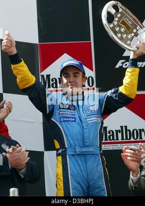 (Dpa) - Spagnolo pilota di Formula Uno Fernando Alonson della Renault jubilates dopo aver vinto il secondo posto al spagnolo di FORMULA ONE Grand Prix sul Circuit de Catalunya di Barcellona, 4 maggio 2003. Foto Stock