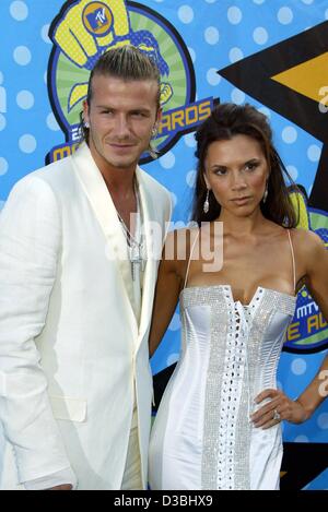 (Dpa) - David Beckham, stella del club calcistico inglese Manchester United e capitano della squadra della nazionale inglese e sua moglie Victoria arriva a MTV Movie Awards presso lo Shrine Auditorium di Los Angeles, 31 maggio 2003. I vincitori di MTV "Oscar" sono scelti da una votazione su tutto il territorio nazionale e la g Foto Stock