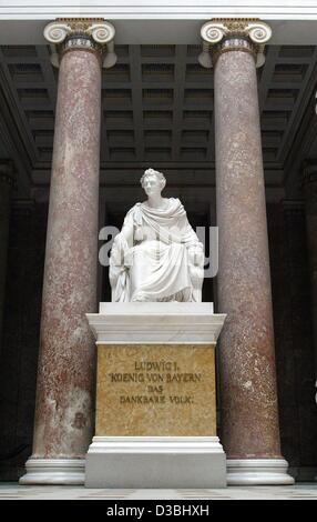 (Dpa) - Una vista del memoriale di re Ludwig I di Baviera, il benefattore del Walhalla, in piedi tra due colonne all'interno del Walhalla, la sala di commemorazione per esponenti di spicco della cultura tedesca, vicino Donaustauf, Germania, 8 aprile 2003. L'iscrizione del monumento, eretto nel 18 Foto Stock