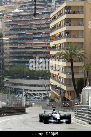 (Dpa) - colombiano di pilota di Formula Uno Juan Pablo Montoya (BMW Williams) gare durante il Gran Premio di Monaco a Montecarlo, 1 giugno 2003. Montoya finisce per primo e celebra la prima vittoria della BMW Williams in questa stagione. Foto Stock