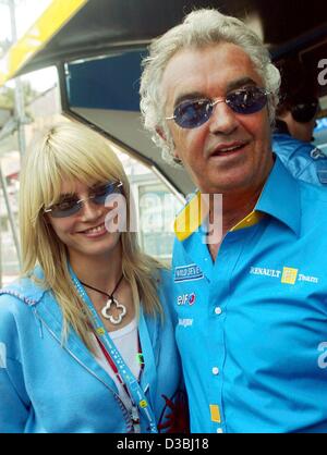 (Dpa) - italiano del team Renault capitano Flavio Briatore e il tedesco top-model Heidi Klum stand presso il Grand Prix di Monaco racetrack in Monte Carlo, 1 giugno 2003. Ancora una volta la "bella e ricca" si sono riuniti a Monte Carlo per guardare le vetture di Formula 1 dash attraverso le strette strade della città. Briatores Foto Stock