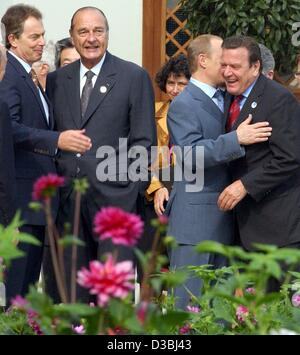 (Dpa) del primo ministro britannico Tony Blair (L-R) colloqui del presidente francese Jacques Chirac mentre il Presidente russo Wladimir Putin fa il Cancelliere tedesco Gerhard Schroeder ridere in occasione del vertice G8 di Evian, Francia, 2 giugno 2003. Temi della riunione di due giorni sono la crisi economica mondiale e il tirocinante Foto Stock