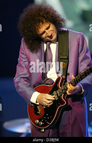 (Dpa) - British il chitarrista Brian May, della rock band "Regina' esegue a "decima Pavarotti and Friends" Concerto di beneficenza in Modena,l'Italia, 27 maggio 2003. Foto Stock