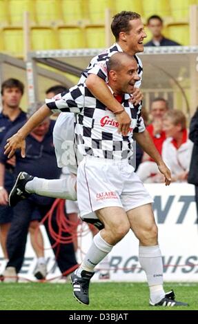 (Dpa) - Il tedesco campione del mondo di Formula 1 Michael Schumacher (L) e l'ex motore stella del ciclismo Ivan Capelli celebrano un obiettivo ad una carità soccer match in Monte Carlo, 27 maggio 2003. Alcuni giorni prima del Gran Premio di Schumacher driver del Team 'Nazionale Piloti' e Prince Albert's 'Star Foto Stock