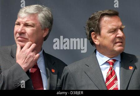 (Dpa) - Michael Sommer, presidente della Deutscher Gewerkschaftsbund DGB (Federazione dei Sindacati Tedeschi) e il cancelliere tedesco Gerhard Schroeder guardare in direzioni diverse durante la centrale del lavoro giorno nel rally Neu-Ansbach, Germania, 1 maggio 2003. Durante il rally Schroeder non ha da parte sua r Foto Stock