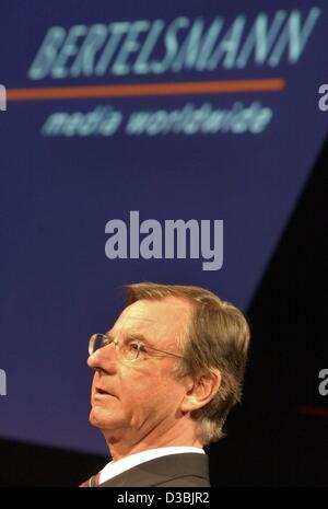 (Dpa) - Gunther Thielen, presidente del consiglio di amministrazione del gruppo mediatico Bertelsmann, raffigurato durante i risultati della conferenza stampa di Berlino, 25 marzo 2003. Bertelsmann, il più grande d'Europa media group, ha detto che è contrastato la tendenza del mercato e del rallentamento dell'economia rendendo i profitti di esercizio di 936 milioni di euro ultimo y Foto Stock