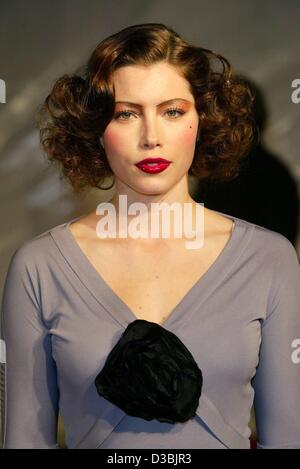 (Dpa) - US attrice Jessica Biel ("Le regole dell'Attrazione', 'Summer catture") arriva al GM (General Motors) Celebrity Fashion Show in Hollywood, 18 marzo 2003. Foto Stock