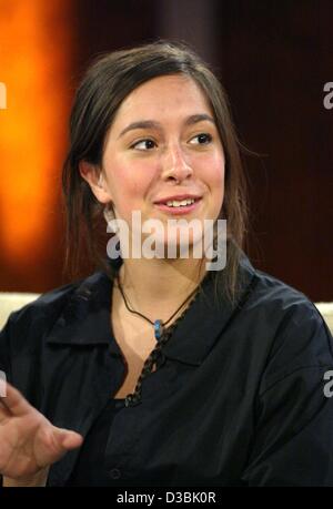 (Dpa) - Oona Chaplin colloqui durante il popolare show televisivo "Wetten Dass...?" (bet che...?), Lucerna, Svizzera, 22 marzo 2003. Il liveshow trasmesso dalla televisione tedesca ZDF è stato guardato da 13,8 milioni di persone, che è una quota di mercato del 44 per cento, anche se il film è stato soggetto ad essere cancelle Foto Stock