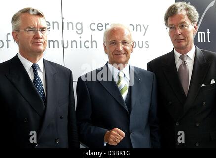 (Dpa) - Il Primo ministro bavarese Edmund Stoiber (C) si apre insieme con Henning Schulte-Noelle (L), Presidente del Consiglio di Amministrazione di Allianz, e Gerhard Cromme, Presidente del Consiglio di Amministrazione della ThyssenKrupp, il primo tedesco di management college, la Scuola europea di gestione e Technol Foto Stock