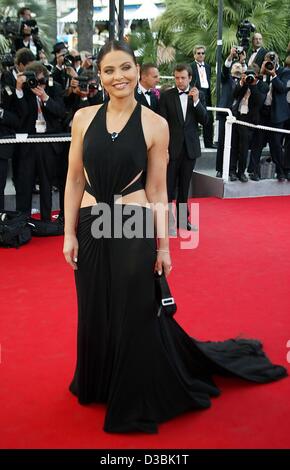 (Dpa) - L'attrice italiana Ornella Muti arriva alla proiezione del film "Autour de Chaplin' alla cinquantaseiesima Cannes film festival di Cannes, Francia, 25 maggio 2003. Foto Stock