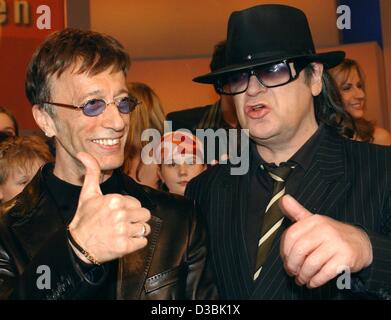 (Dpa) - Robin Gibb (L), cantante per il leggendario noi gruppo musicale pop il 'Bee Gees', e tedesco roccia veterano Udo Lindenberg dare il pollice in alto dopo il successo di un gala di beneficenza per i bambini in Iraq, trasmesso dalla televisione tedesca ZDF, a Berlino, 10 aprile 2003. 4,2 milioni di euro sono stati raccolti fr Foto Stock