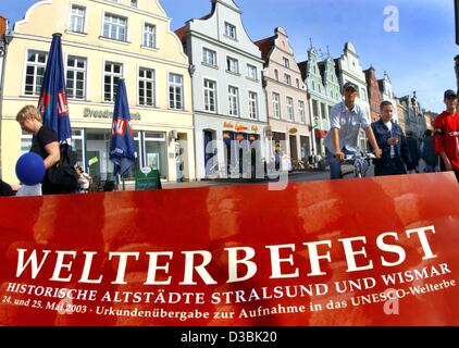 (Dpa) - Un banner a leggere 'Welterbefest' (World Heritage Festival) annuncia i festeggiamenti per la voce delle città di Stralsund e Wismar nel Patrimonio Mondiale dell Unesco elenco, nella parte anteriore del pittoresco centro storico di Wismar, Germania, 24 maggio 2003. Un anno dopo le due città sono state aggiunte a th Foto Stock