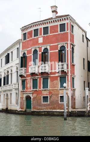 Vista lungo il Canal Grande della città di affondamento Venezia Italia Foto Stock