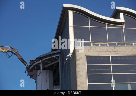 Bournemouth, Regno Unito 15 Febbraio 2013. I bulldozer avviare abbattendo il vetro frontale di uno dei più odiato edifici nel Regno Unito, il complesso Imax edificio sul lungomare di Bournemouth. Una volta demolito il sito sarà trasformato in un open-air eventi arena, pronto per la stagione estiva. Foto Stock