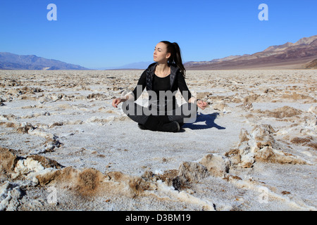 La bella ragazza si trova a Bad acqua sale lago a valle della morte Foto Stock