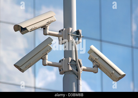 Sicurezza tre telecamere TVCC sul pilone di luce Foto Stock